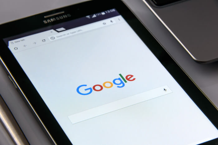 tableta con la barra de búsqueda de google abierta