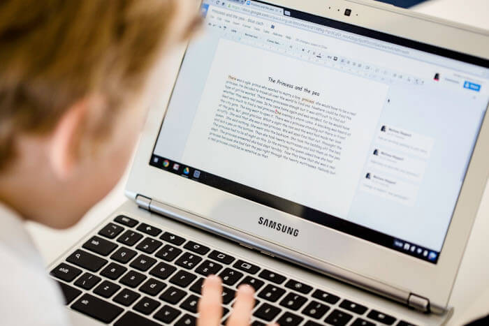 estudiante trabajando en su laptop con google docs abierto