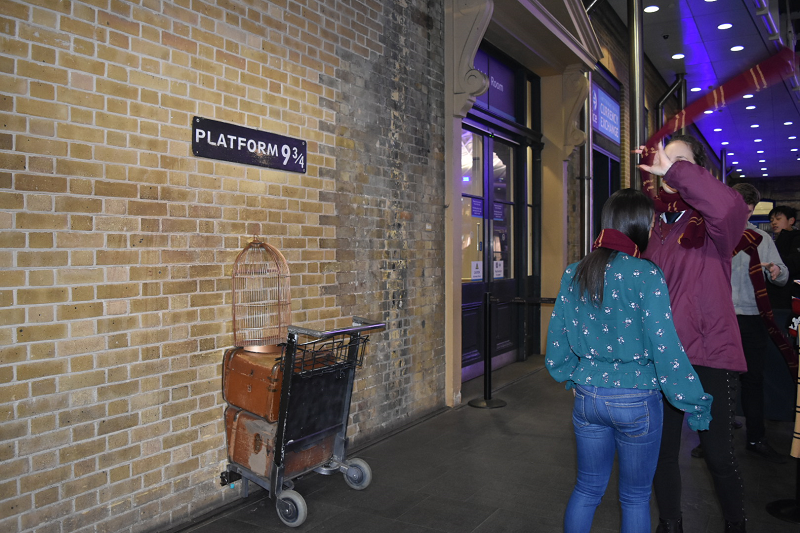 Platform 9 3/4 at King`s Cross（キングスクロス駅の9と4分の３番線 