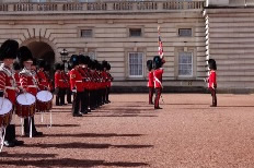 イギリス バッキンガム宮殿の衛兵交替式を楽しむために知っておきたい5つのこと 留学thank You