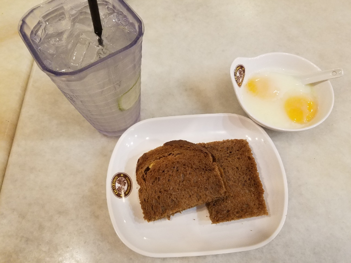 空港内でショッピングや食べ物を満喫