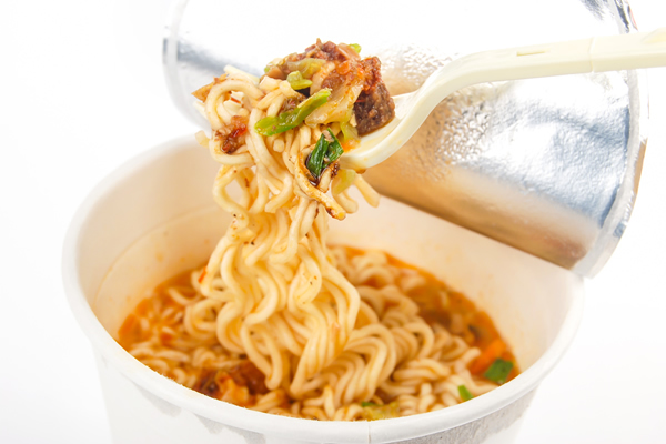 9、インスタントラーメン（カップラーメン1個$4.00~、袋ラーメン$10.00~）