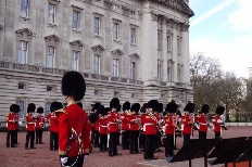 イギリス バッキンガム宮殿の衛兵交替式を楽しむために知っておきたい5つのこと 留学thank You
