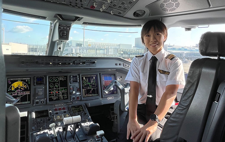 Japan’s One-in-a-Hundred Female Pilot in the Air, Rugby Referee on the Ground