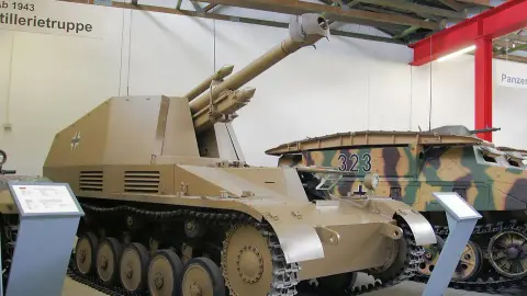 Wespe: Německá artillery s 105mm houfnicí           