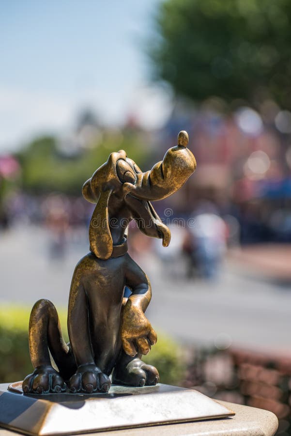 Pluto Statue - Photo 1