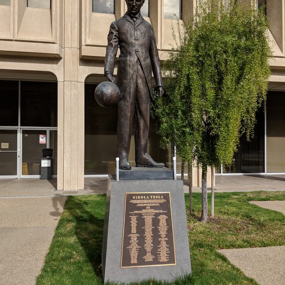 Nikola Tesla Statue - Photo 1