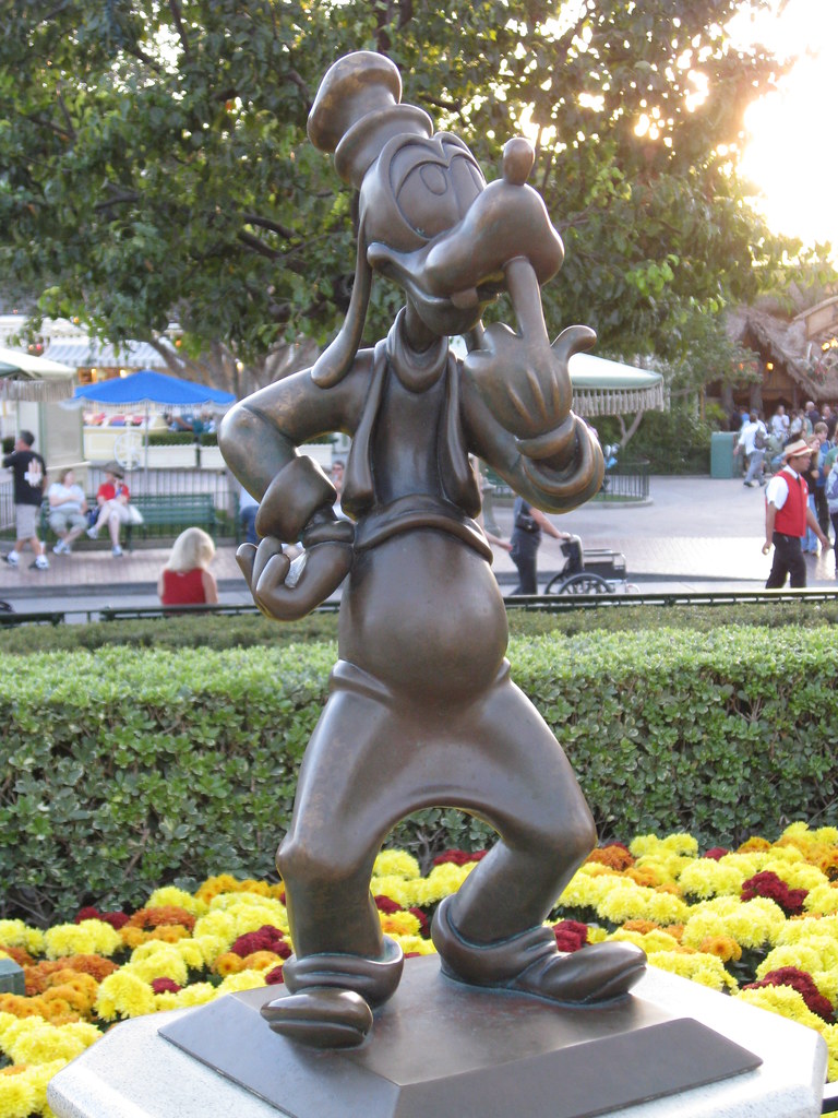 Goofy Statue - Photo 1