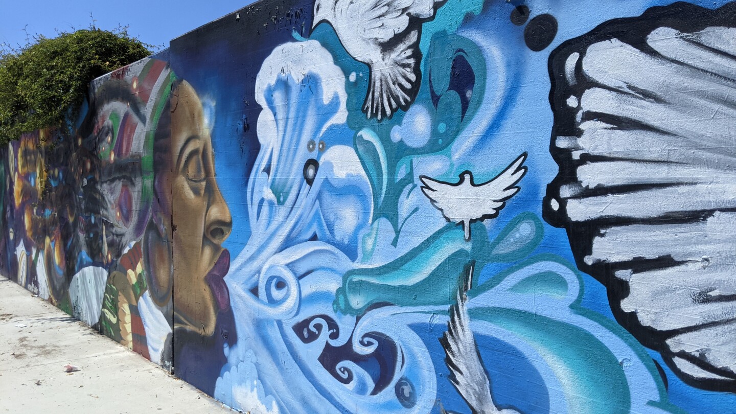 Great Wall of Crenshaw - Photo 1