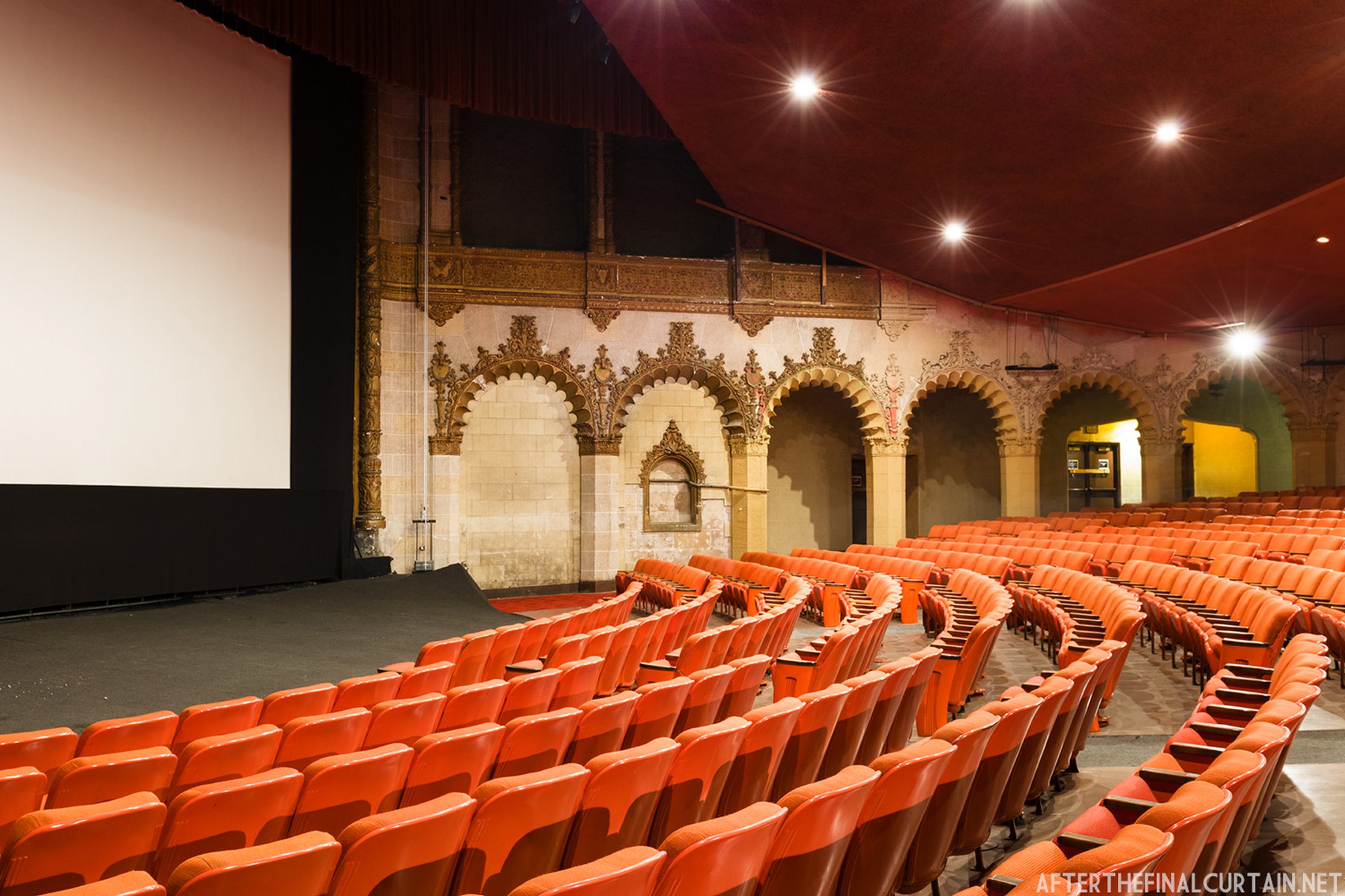 Hollywood Pacific Theatre - Photo 1
