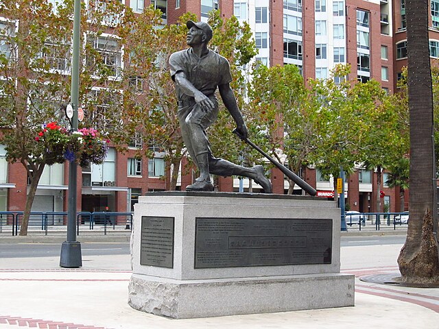 Willie Mays Statue - Photo 1