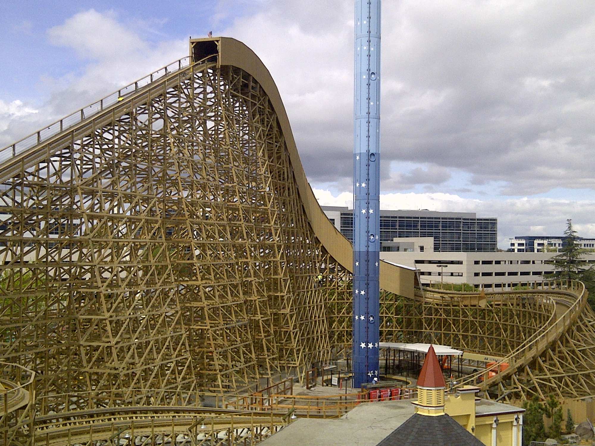 Gold Striker - Photo 1