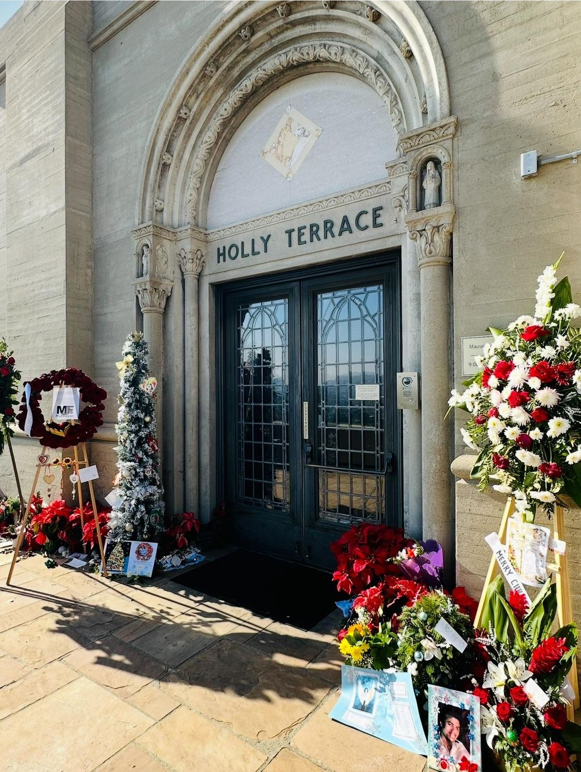 Grave of Michael Jackson - Photo 1
