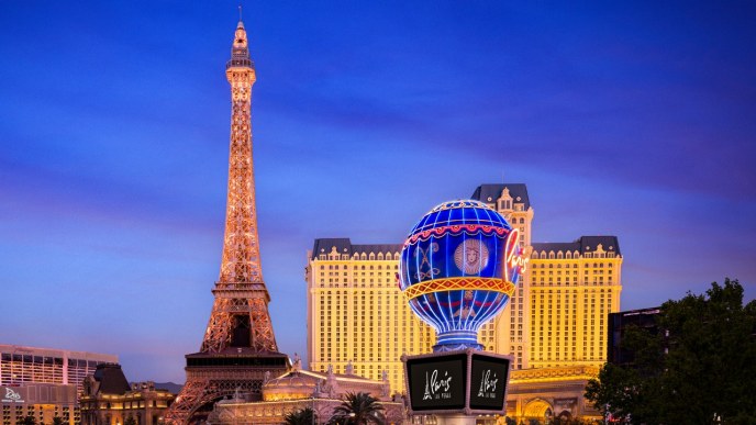 Eiffel Tower - Photo 1