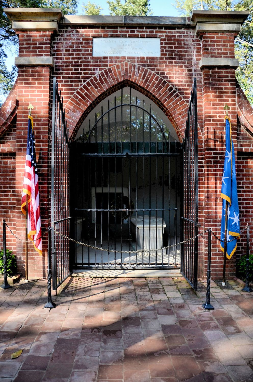 George and Martha Washington Tomb - Photo 1