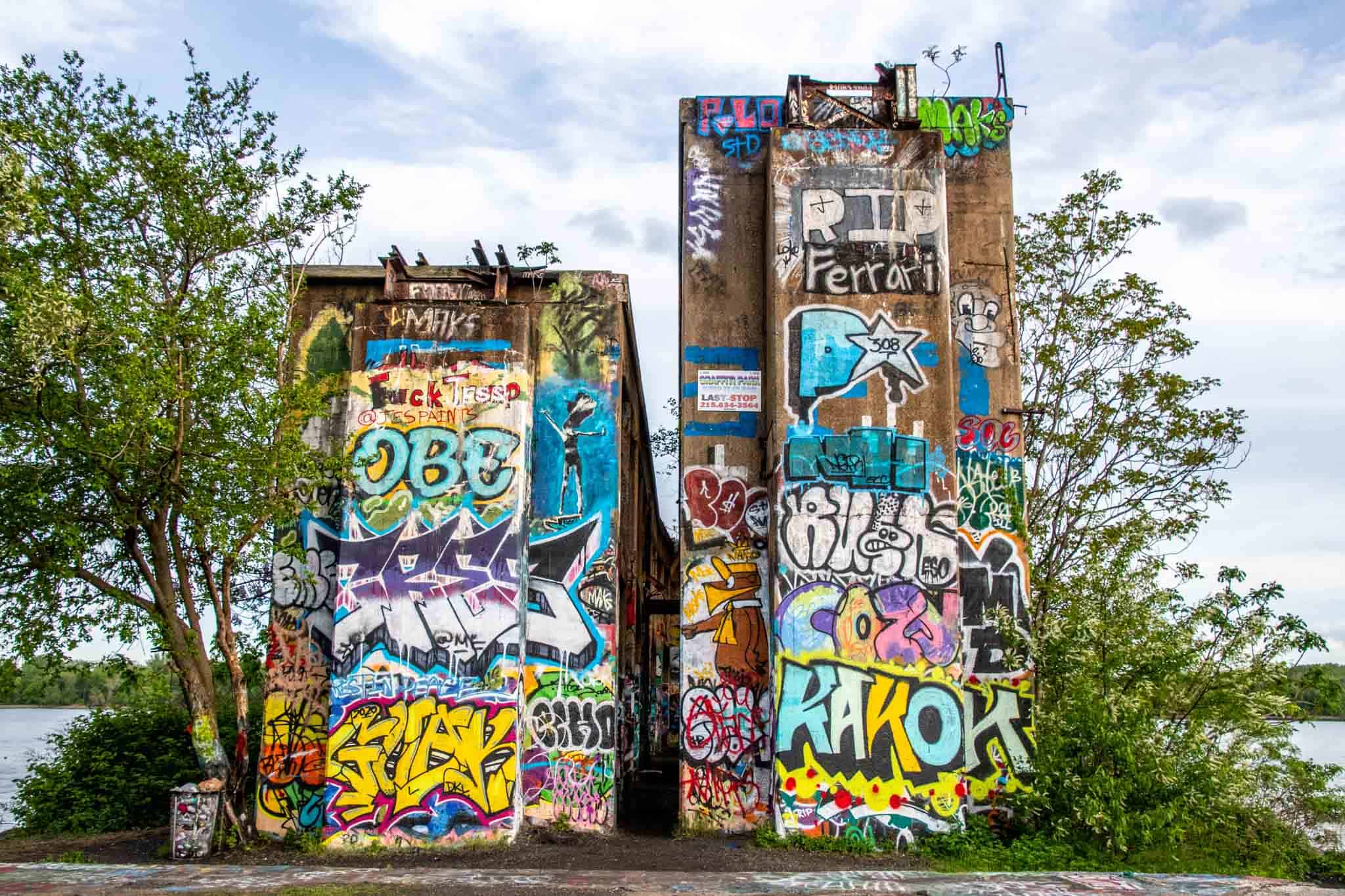 Graffiti Pier - Photo 1