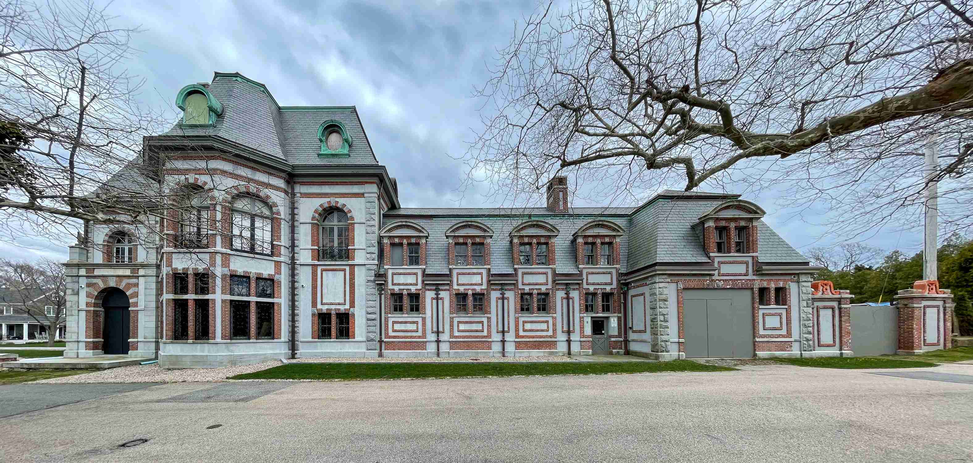 Belcourt of Newport - Photo 1