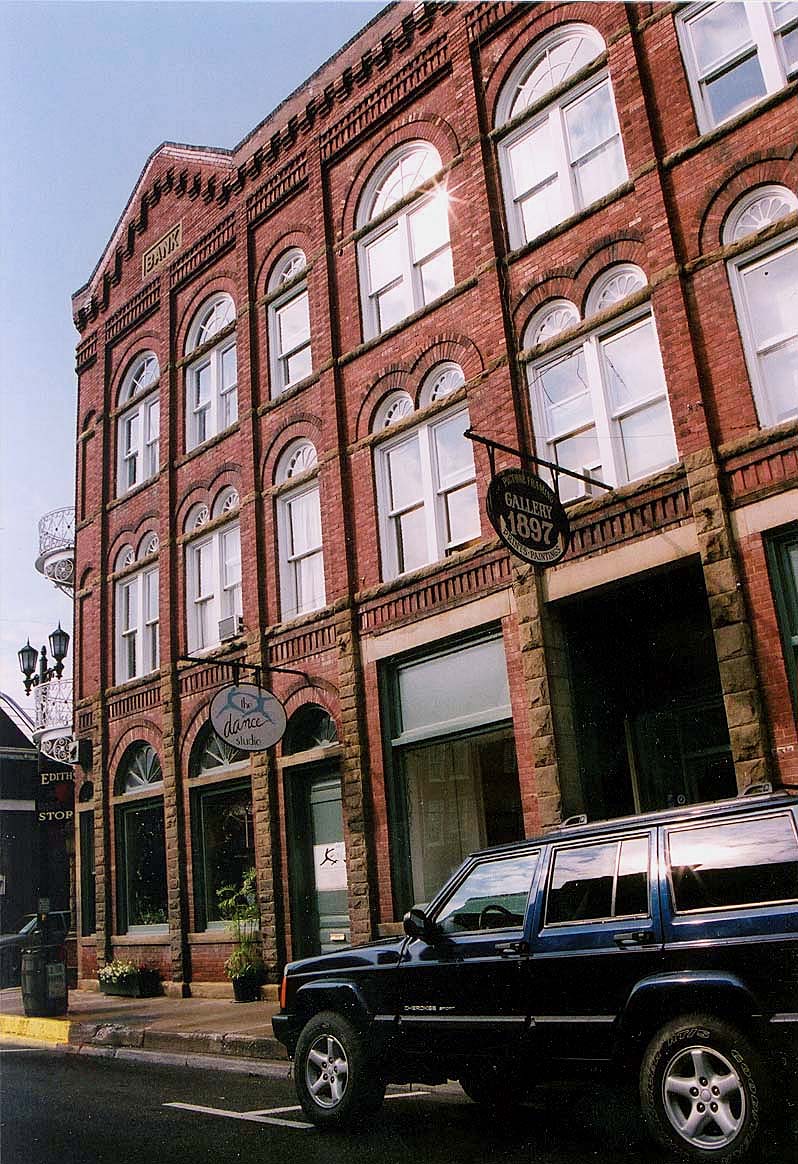 Lewisburg Historic District - Photo 1
