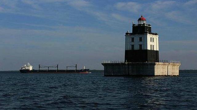 Poe Reef Lighthouse - Photo 1