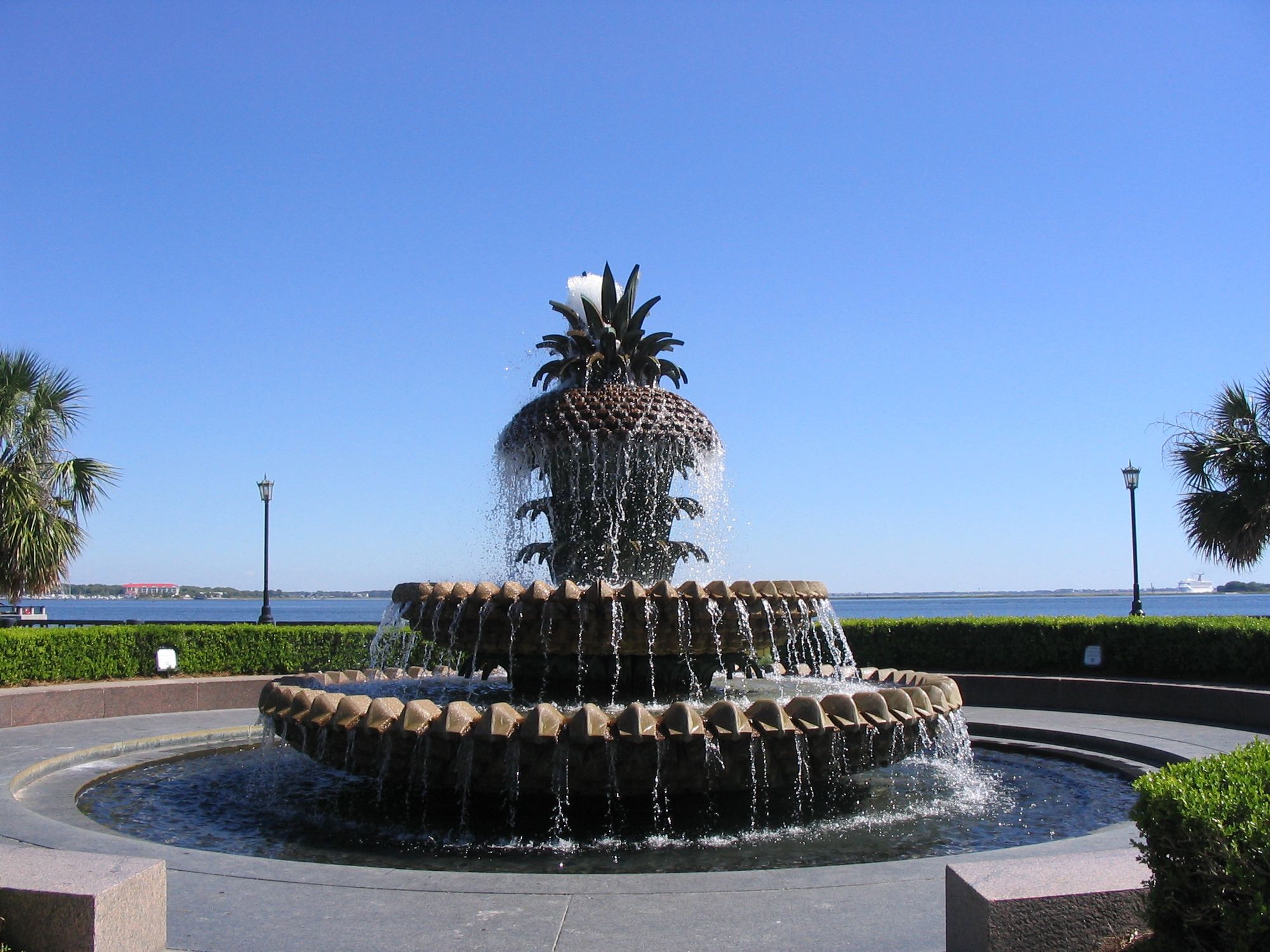 Pineapple fountain - Photo 1