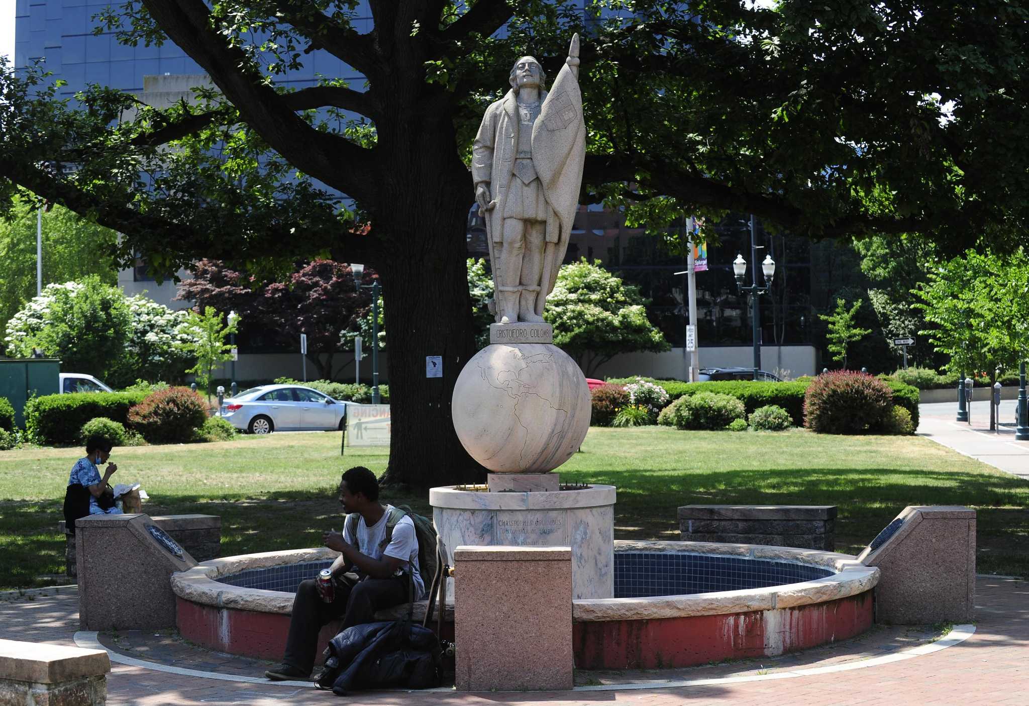 Statue of Columbus - Photo 1