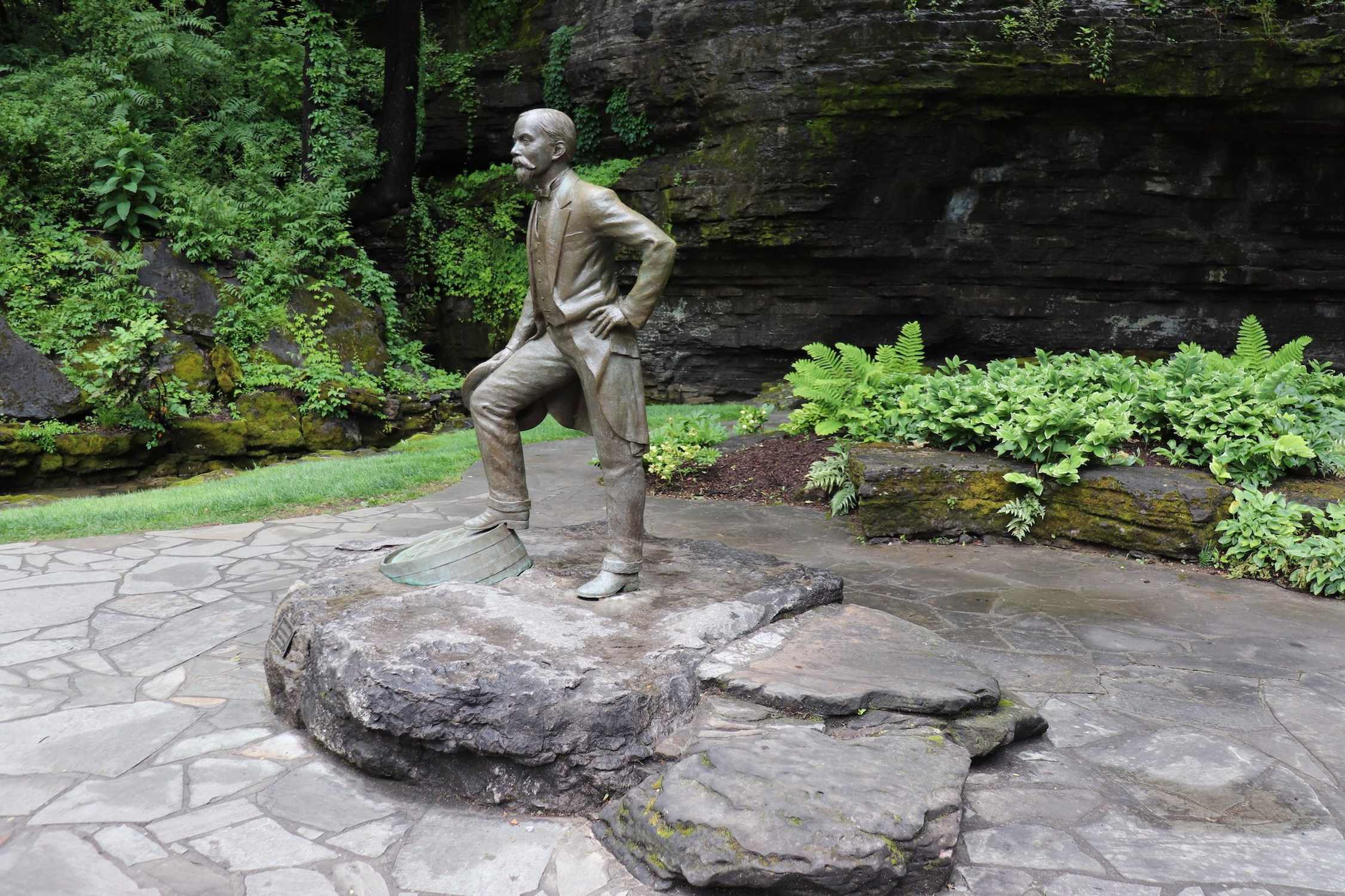Jack Daniel Monument - Photo 1