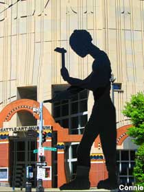 Hammering Man - Photo 1