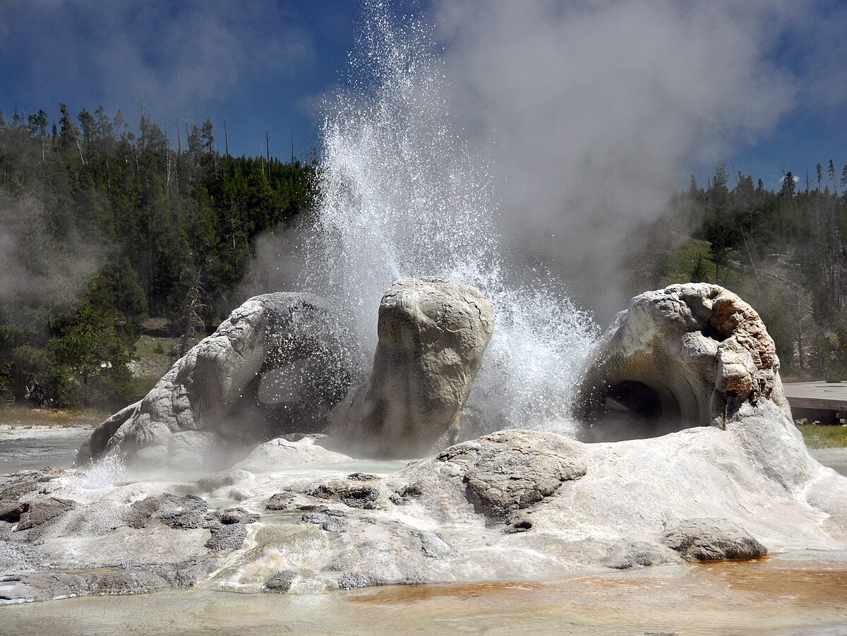 Grotto Fountain Geyser - Photo 1