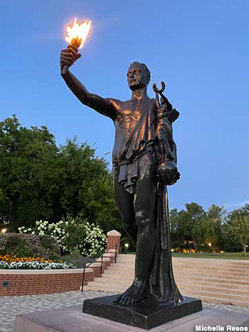 Torchbearer Statue - Photo 1