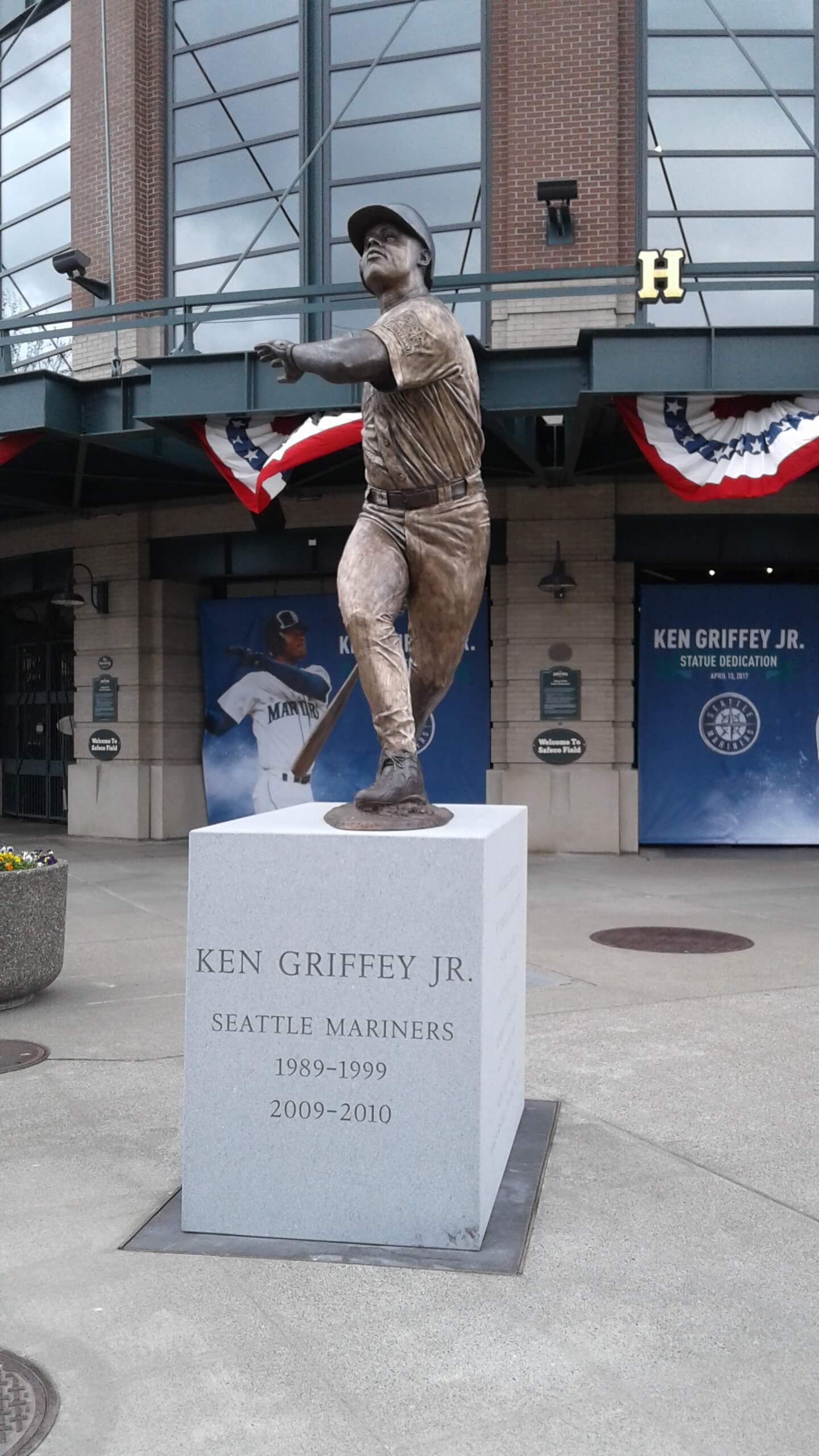Ken Griffey Jr. Statue - Photo 1