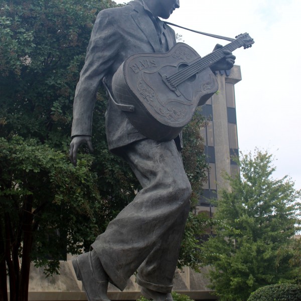 Elvis Presley Statue - Photo 1