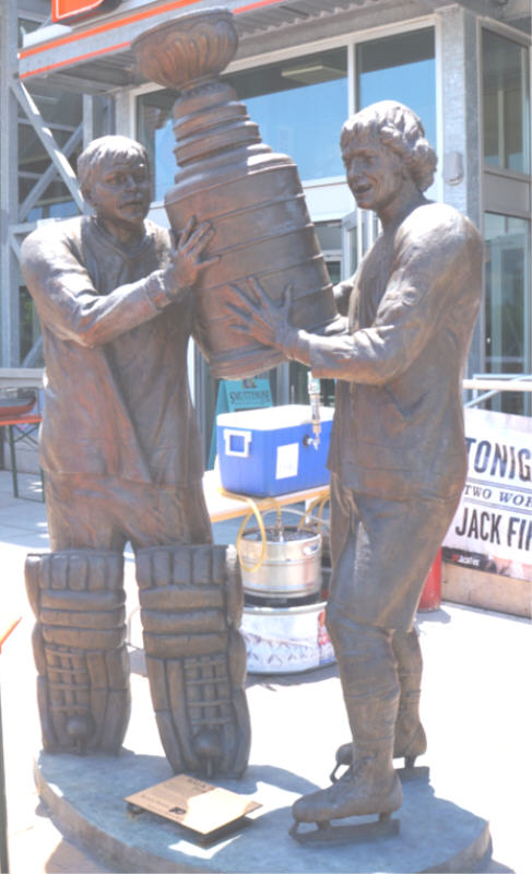 Walk Together Forever, Statue - Photo 1