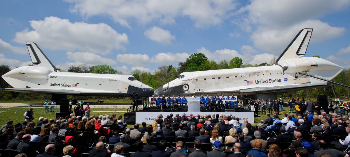 Space Shuttle Discovery - Photo 1