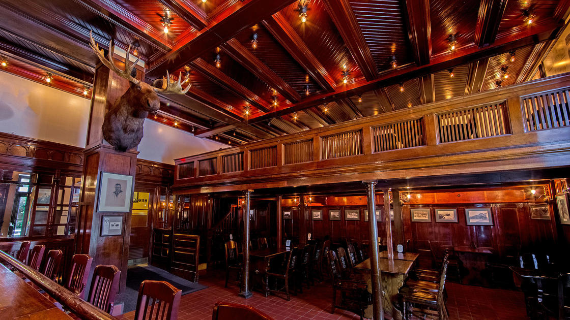 Menger Bar - Photo 1