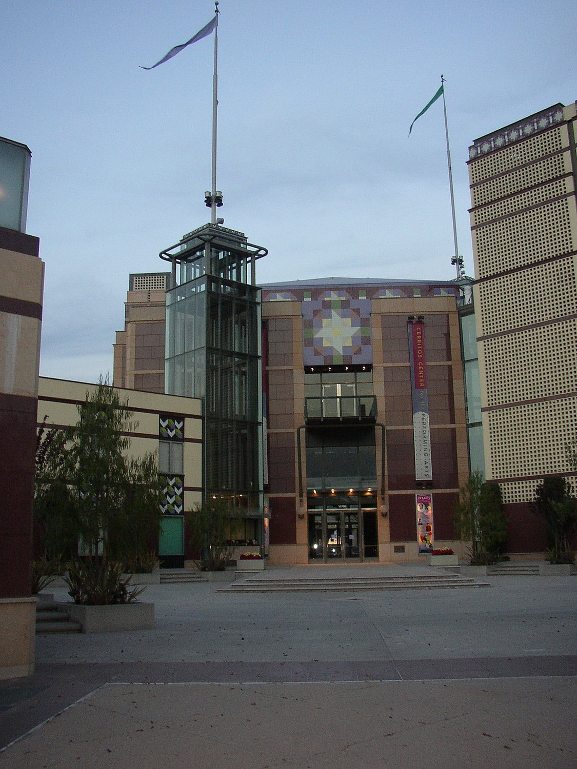 Los Cerritos Center - Photo 1