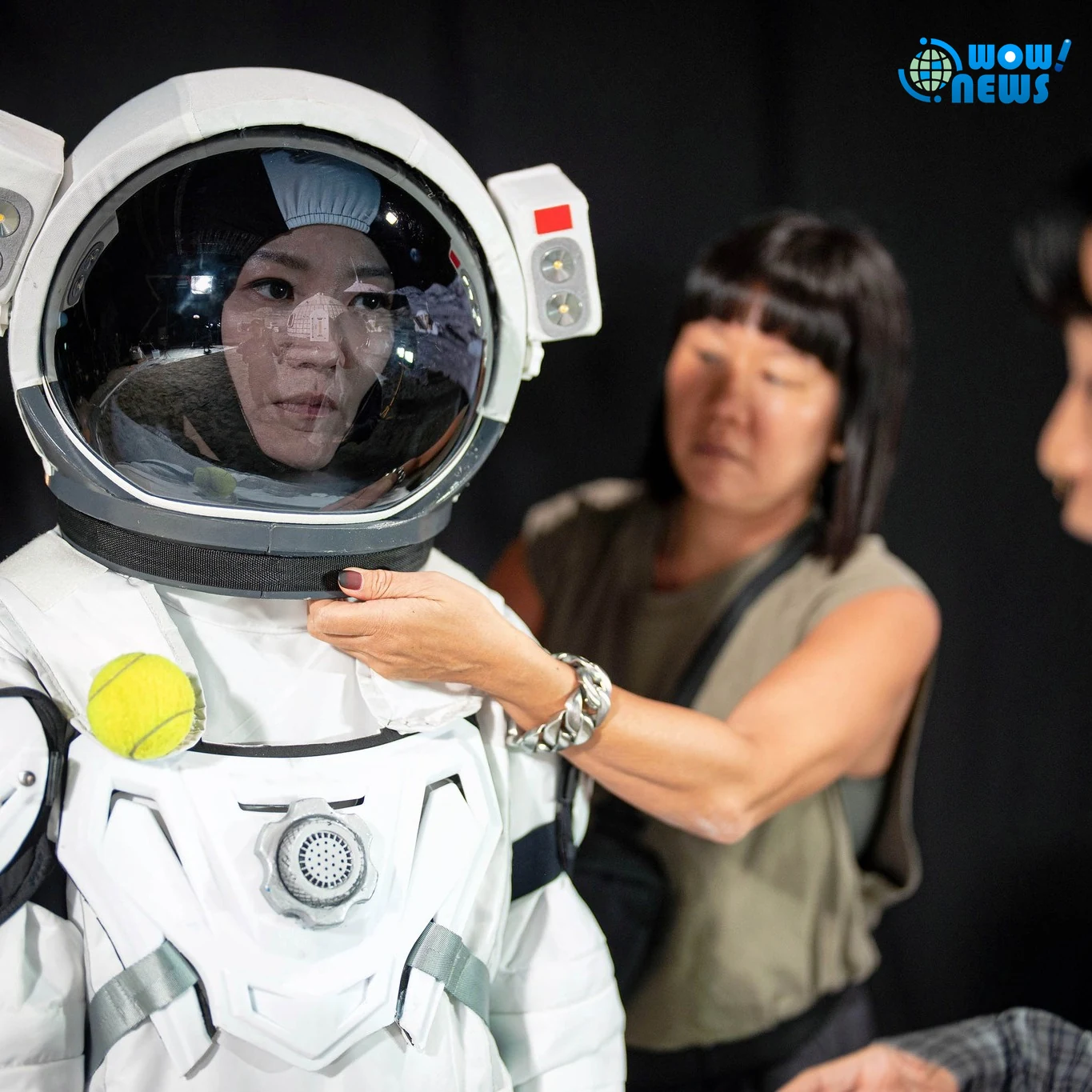蔡淳佳拍MV穿太空裝熱翻 虛擬棚登火星直呼像泡溫泉 - 照片 4
