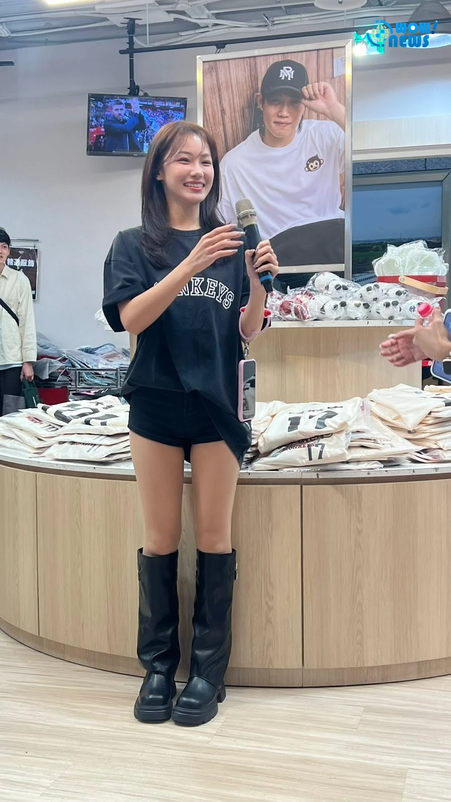 樂天女孩穎樂宋宋化身一日店長 板橋店排隊人潮繞三圈 - 照片 7