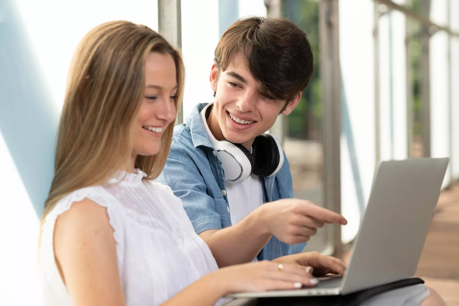 18 Online Jobs for Teenagers That Are Great for Earning Money and Gaining Experience