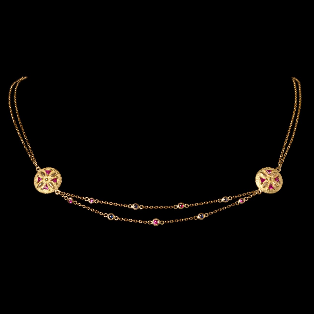 Eiar, collier ciselé or jaune 18 carats, rubis et saphirs bleus - version mobile