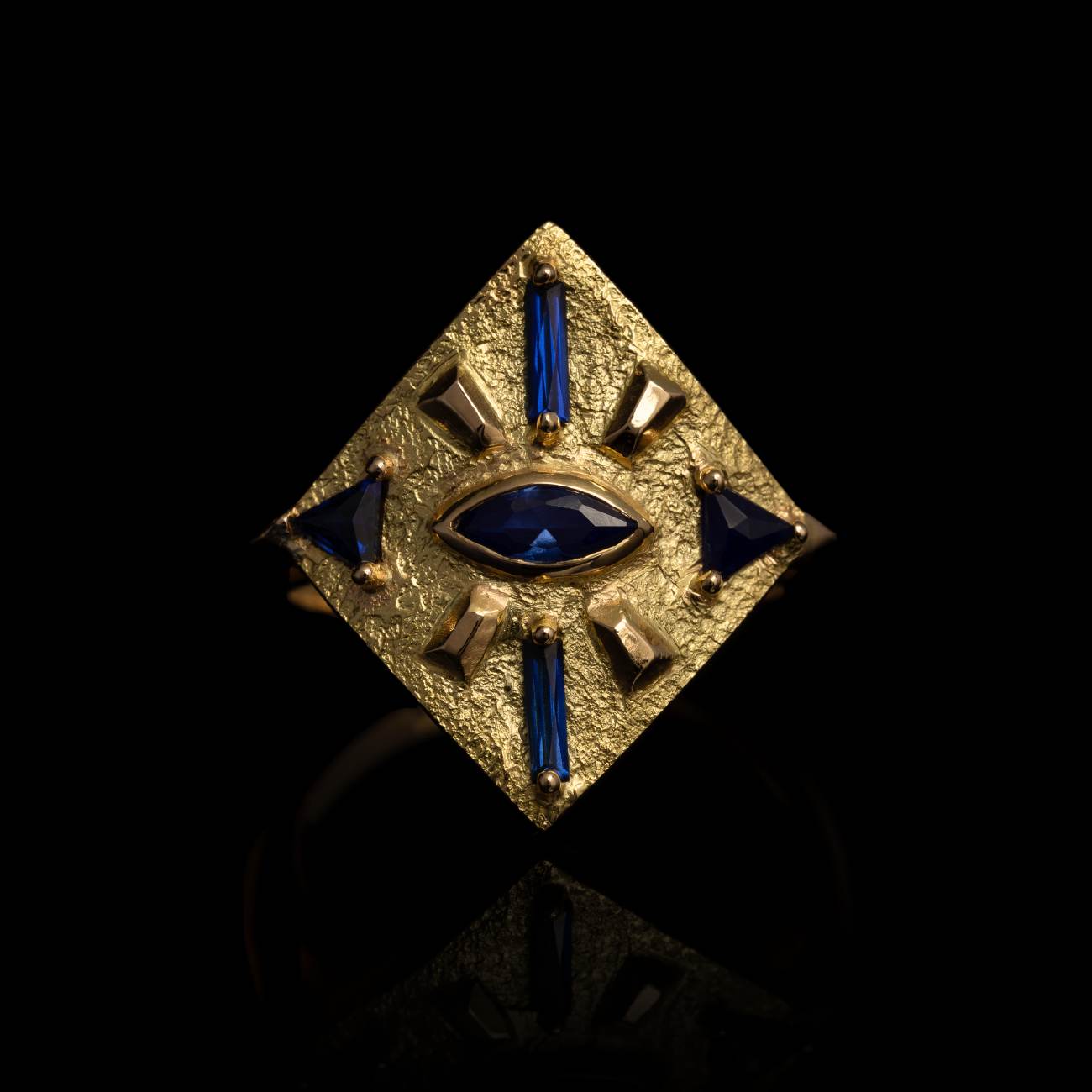 Rhombe, bague créateur joaillier or recyclé saphir de synthèse, vue de face
