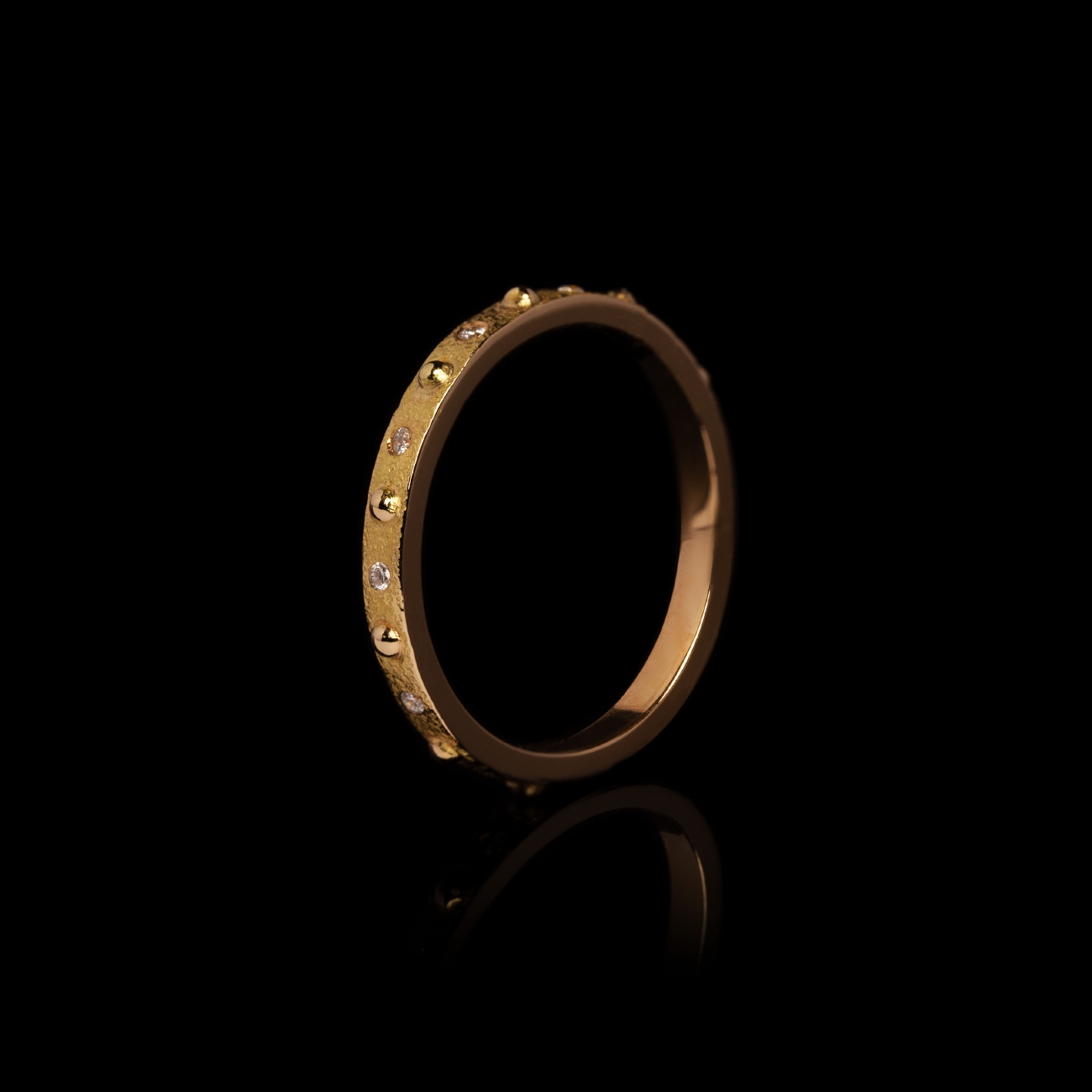 Granulation pavée, alliance femme en or jaune 18 carats recyclé ciselé et diamants de synthèse de créateur joaillier : vue de 3/4 - version desktop
