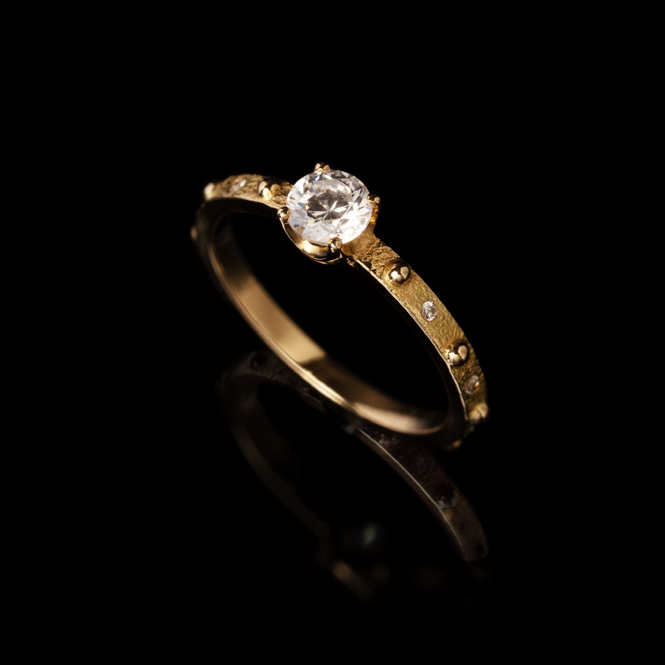 Basiléa, Bague de fiançailles de créateur éthique artisanale en or jaune 18 carats recyclé et diamants de laboratoire - vue de 3/4 mobile