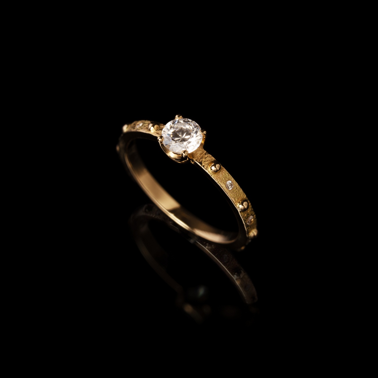 Basiléa, bague créateur joaillier or jaune recyclé 18 carats et diamants de synthèse - vue de 3/4 desktop