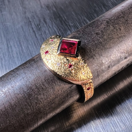 Asterismós | Bague de fiançailles sur mesure | Or, Rubis & Diamants | vue 4