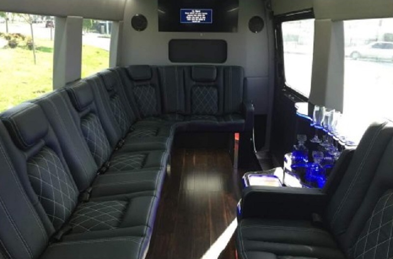 7 Things To Include In Your Custom Built Party Limousine