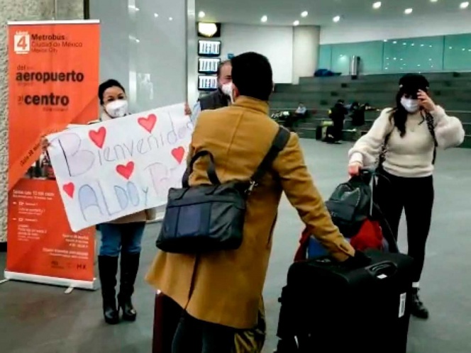 Llegan mexicanos al AICM tras estar varados en Europa