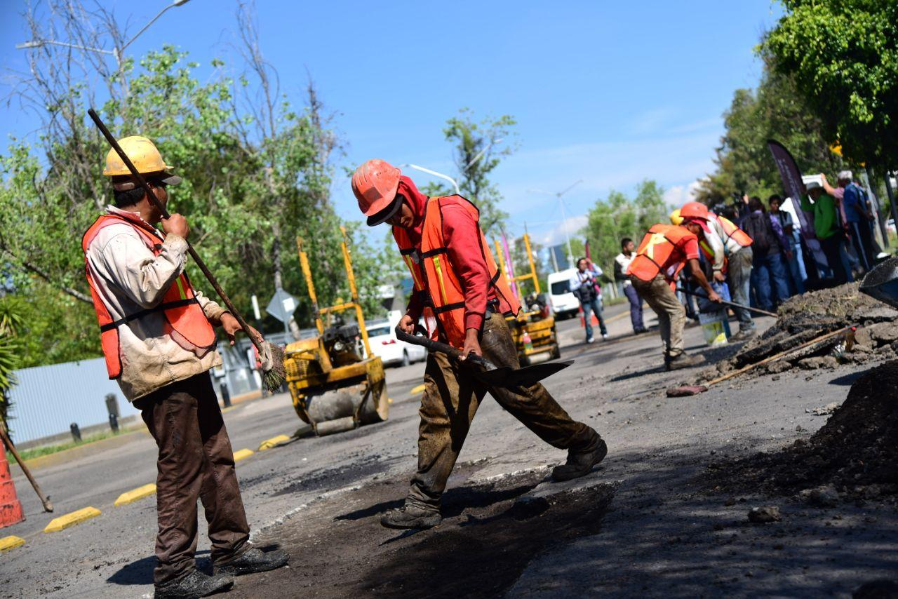 Con una inversión inicial de 9.8 millones inicia programa de bacheo en la capital poblana