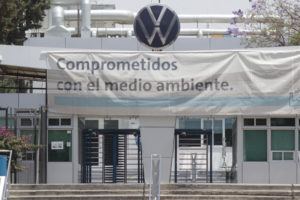 Investigará IMSS riesgo laboral en VW tras muerte de obrero por Covid-19