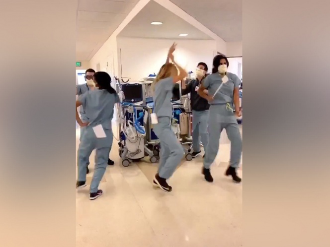 Médicos celebran con bailes cada que un paciente se cura de coronavirus