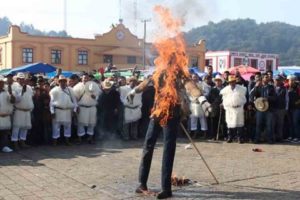 Ignoran Covid-19 y queman a Judas en San Juan Chamula